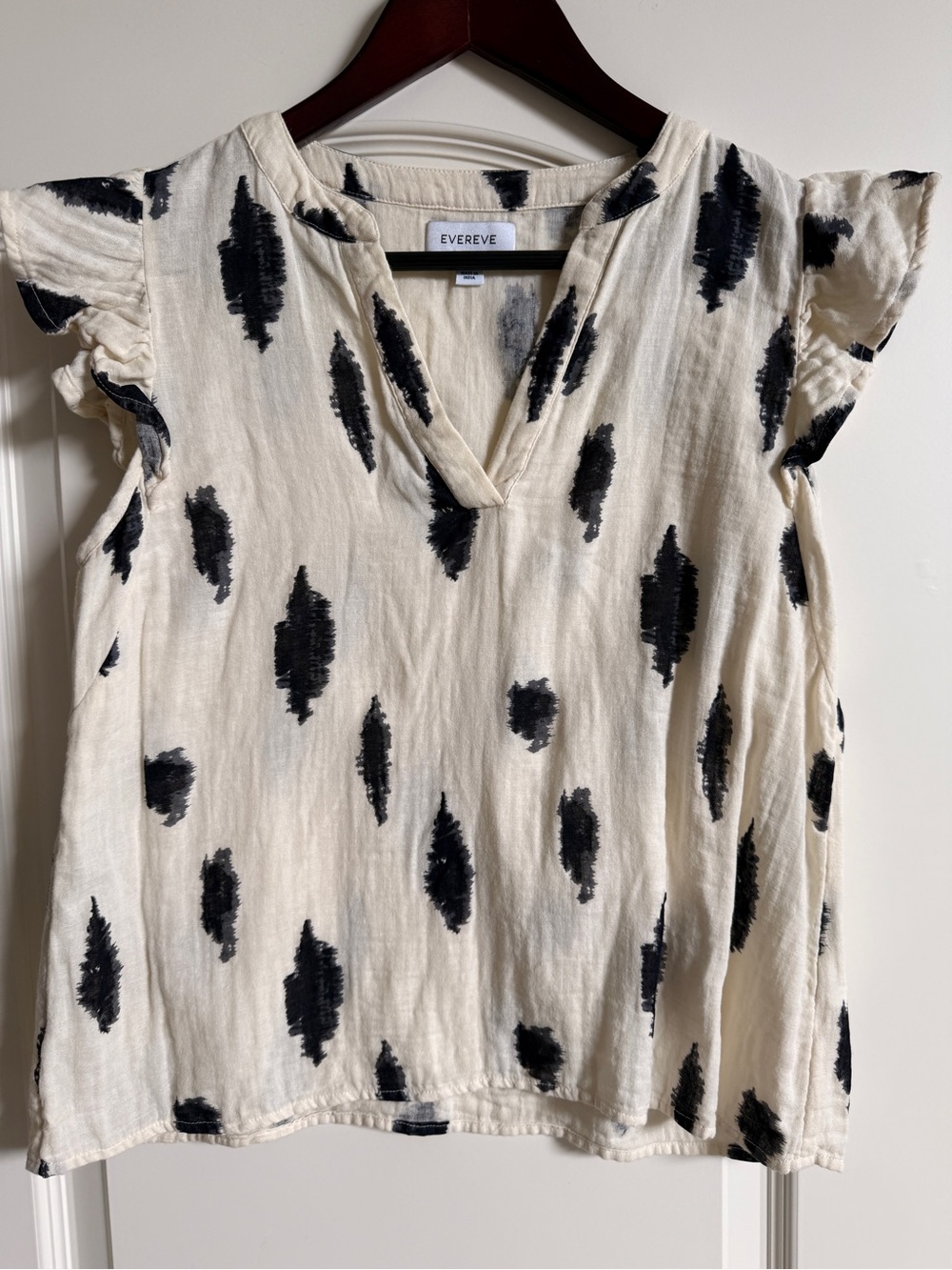 Evereve Cream V-Neck Flutter Sleeve Top with Black/Navy Spot Print
